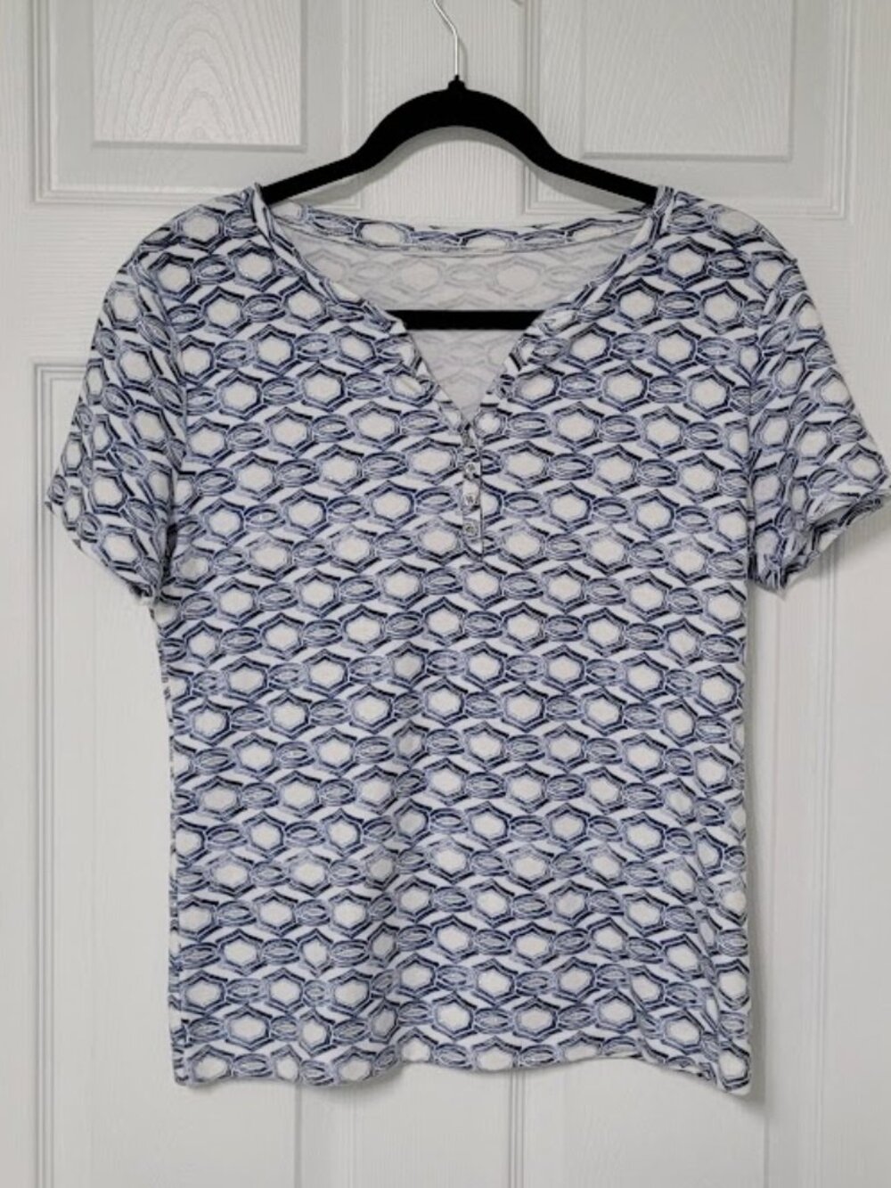 White & Blue Geometric Print Top w/ Silver Metallic Accents – Size Medium Petite